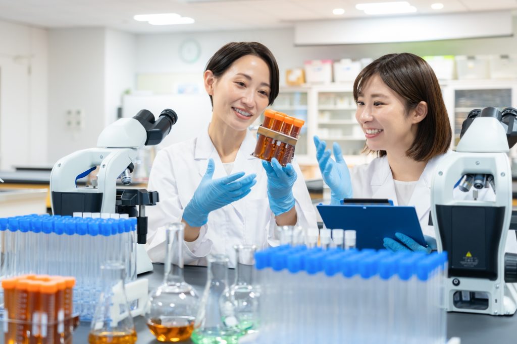 研究所で実験をする研究者