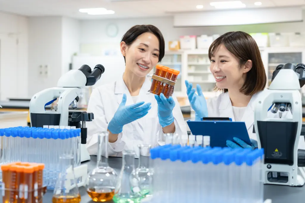 研究所で実験をする研究者
