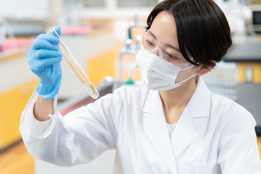 
研究所で実験をする研究者