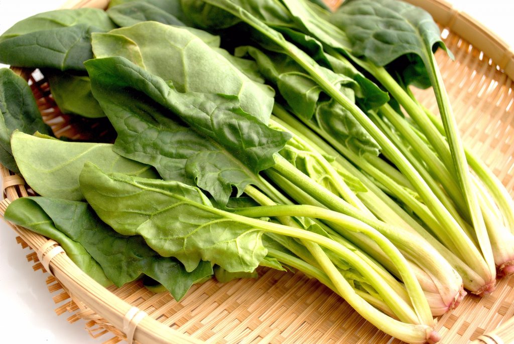 
ザルにのせたほうれん草