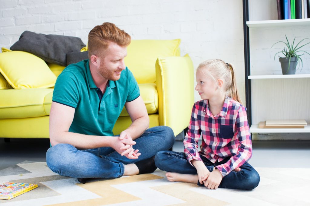 
あぐらをかいて話する父娘