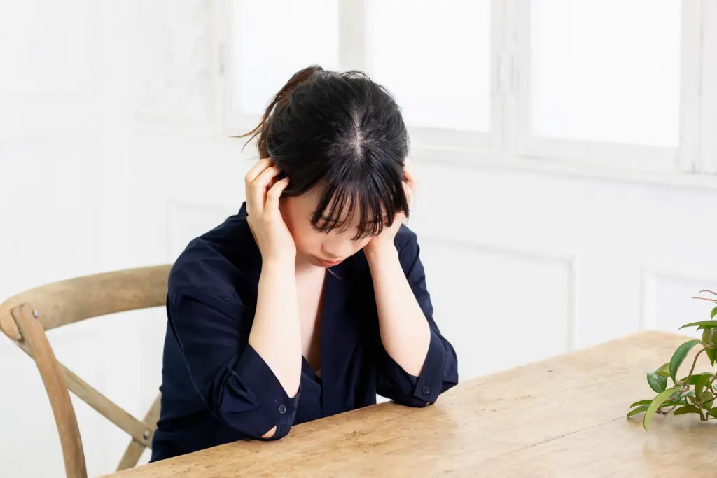 考え事をする若い女性