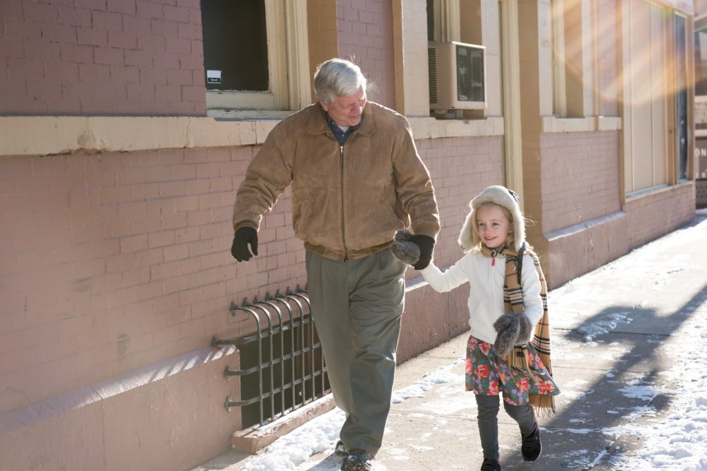 手をつないで歩く祖父と孫