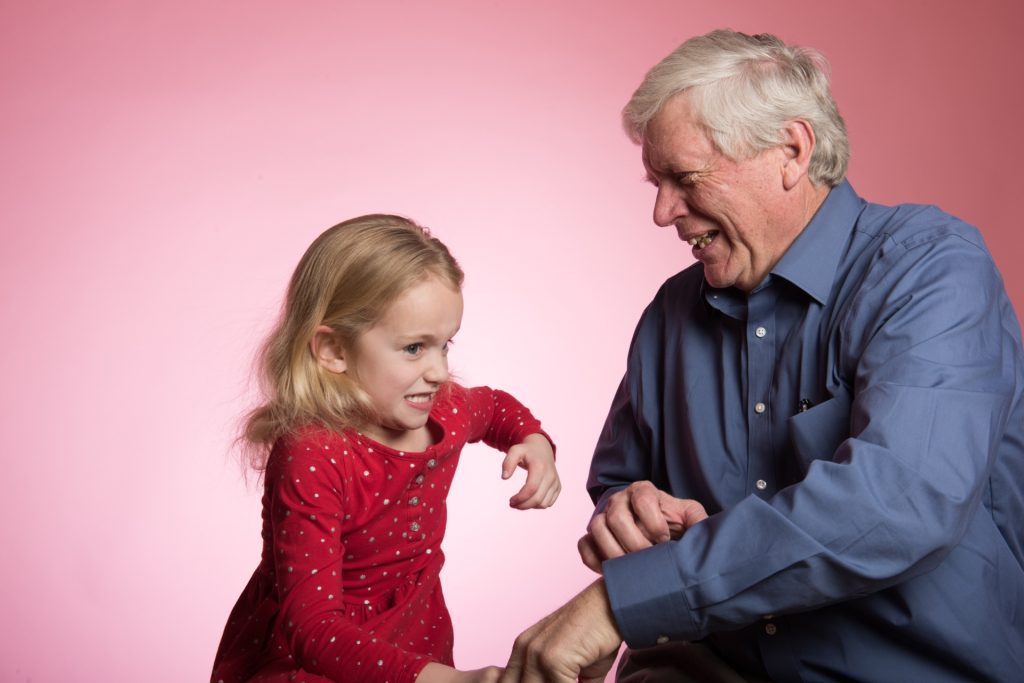
指で遊ぶ祖父と孫2
