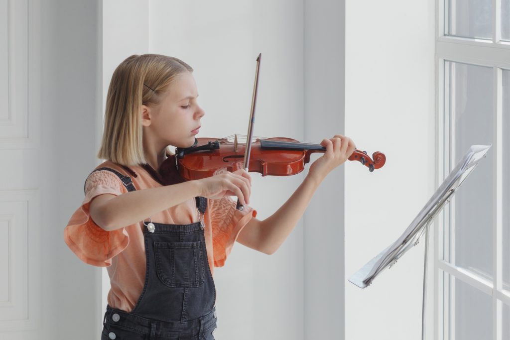 
バイオリンを弾く女の子