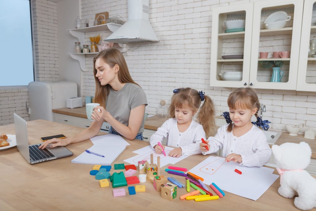 ダイニングテーブルでコーヒーを飲みながらノー
