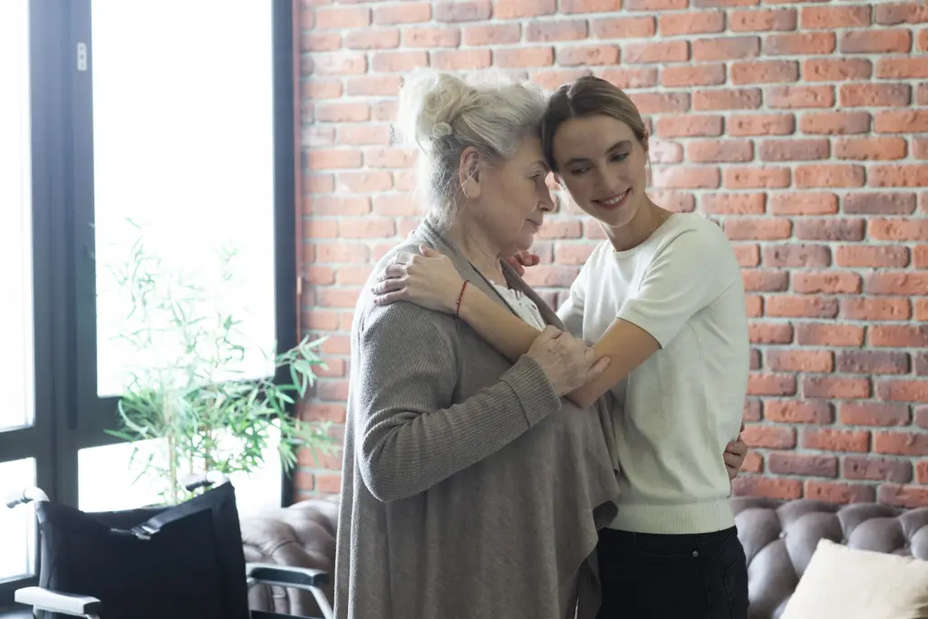 抱き合う女性