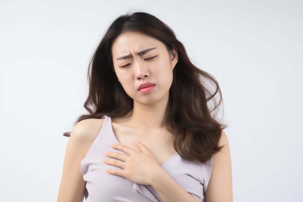 胸を気にする女性