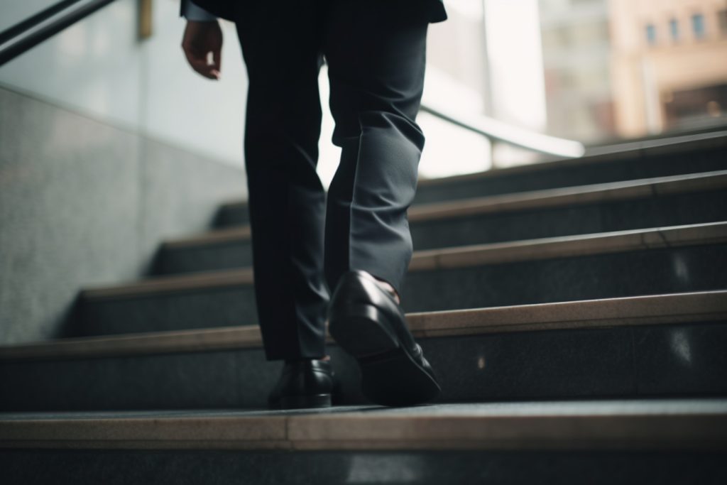 階段を上る 男性