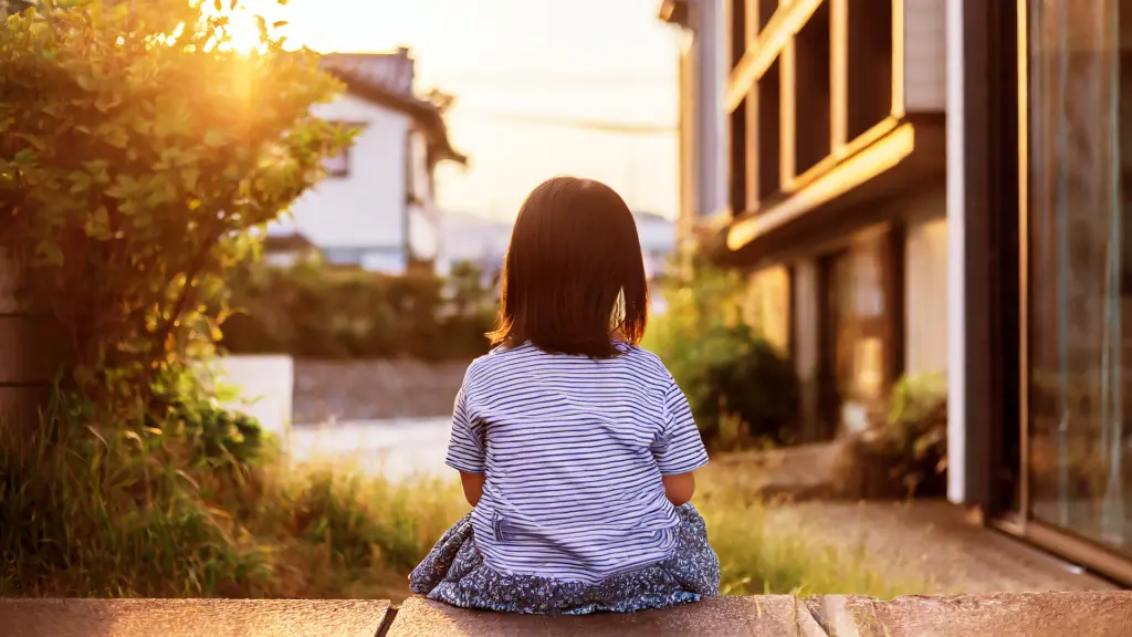 遺伝子と生育環境の相互作用を表す、家の前でひとり過ごす子どもの様子