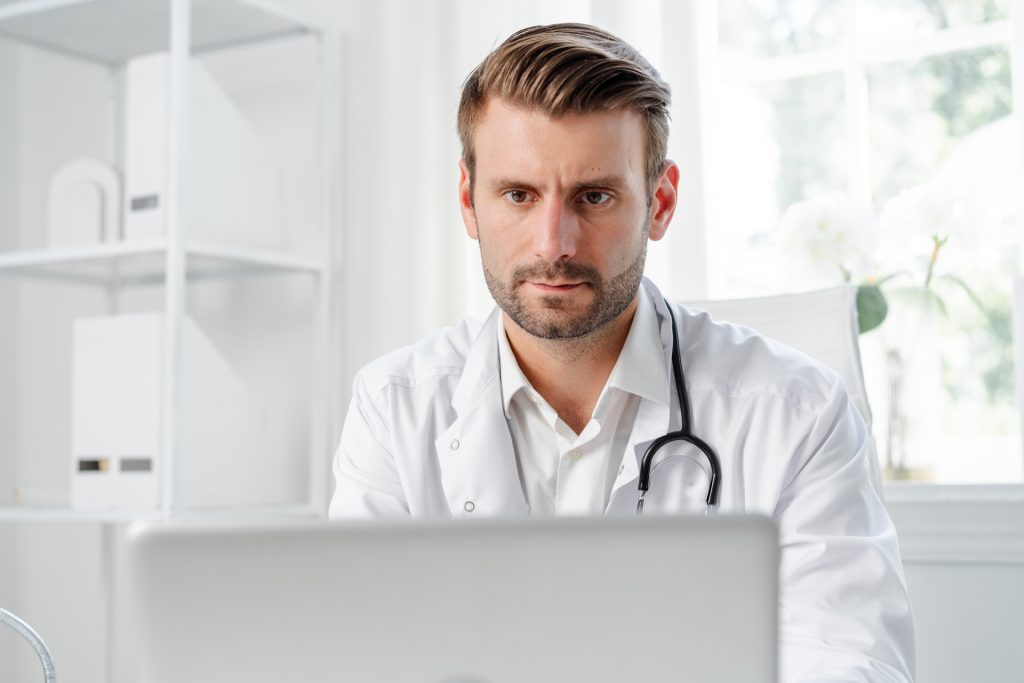 真剣にパソコンを見ている男性