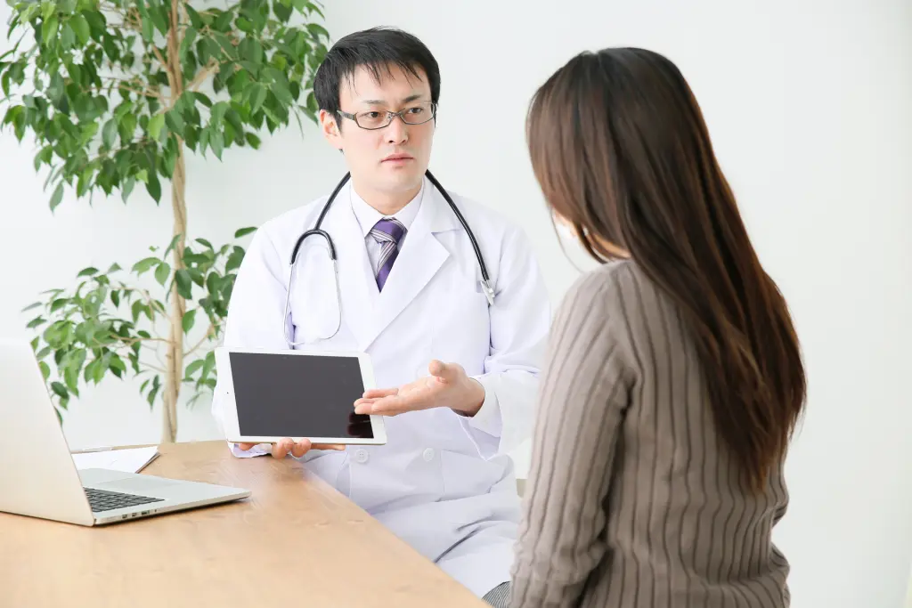ipadで説明する医師