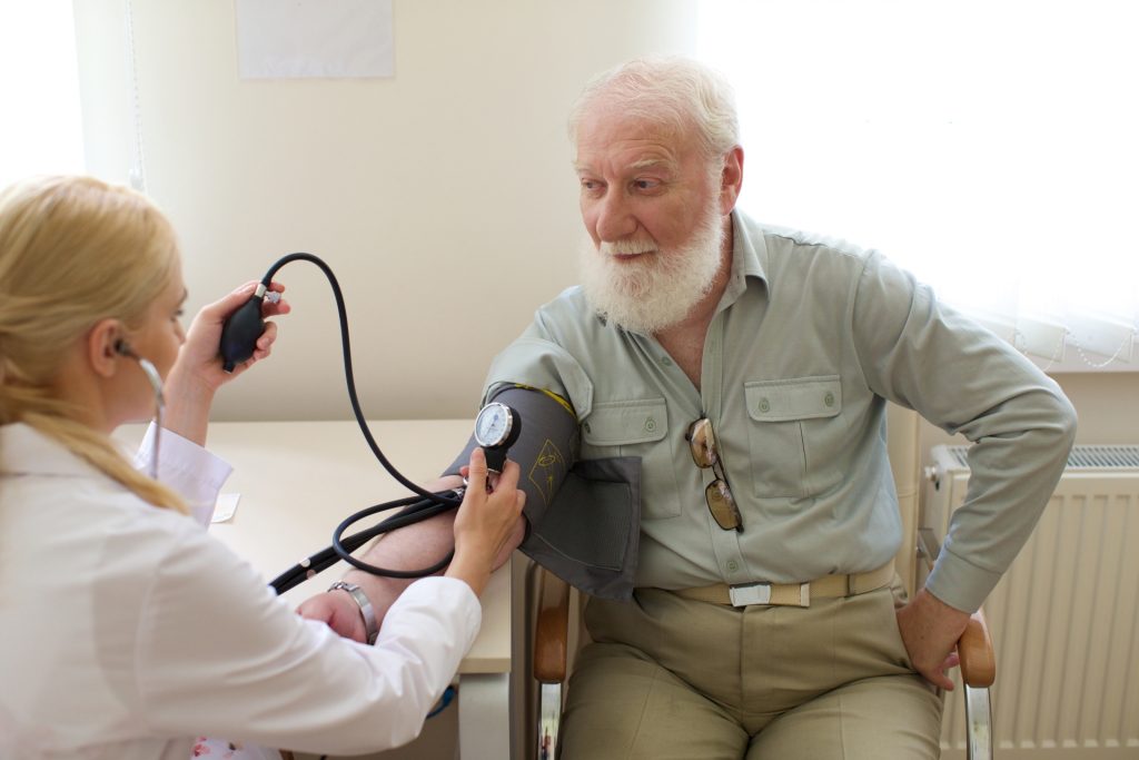 外国人老人男性の血圧を測る外国人女医5