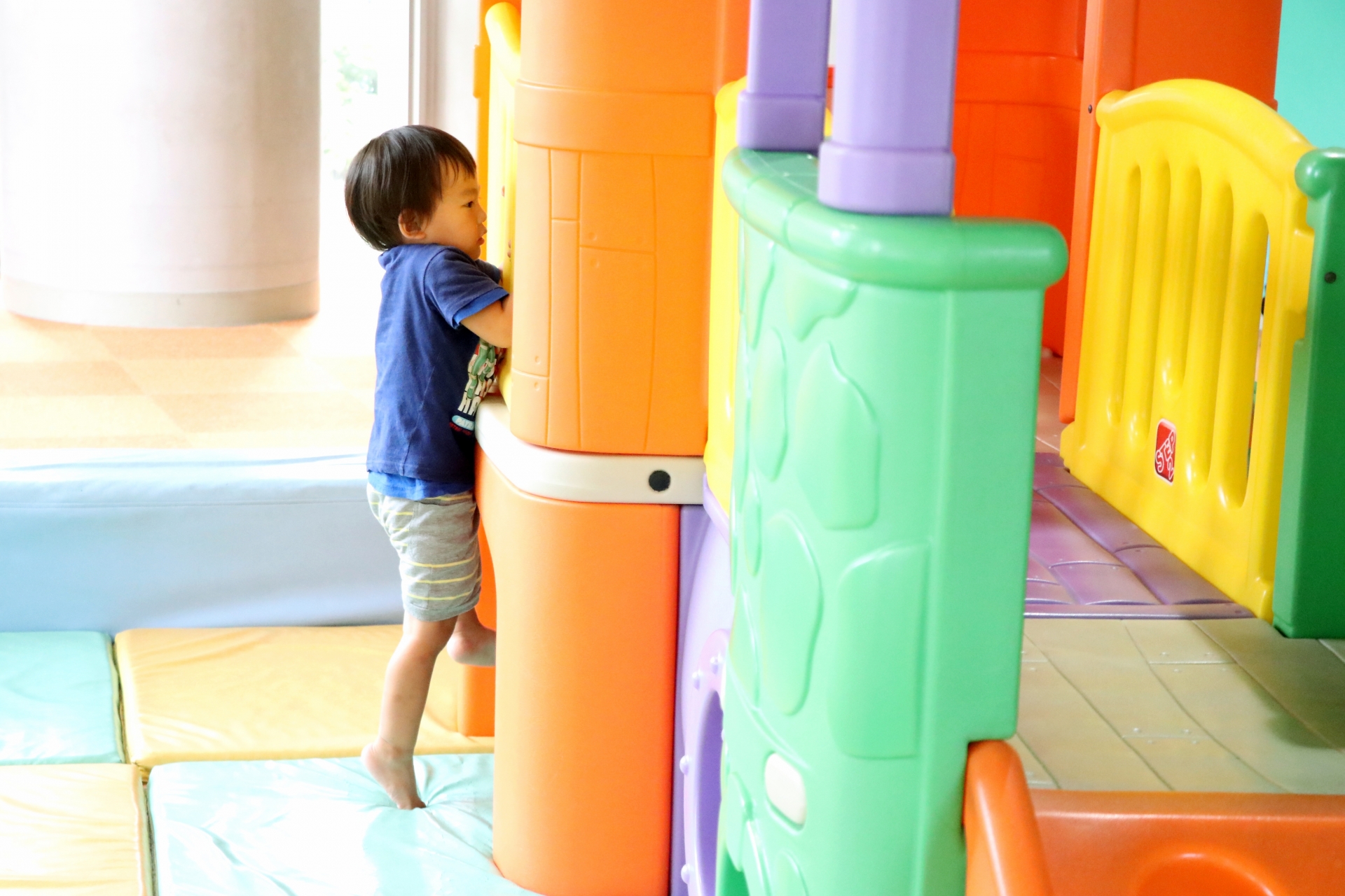 遊具で遊ぶ男の子