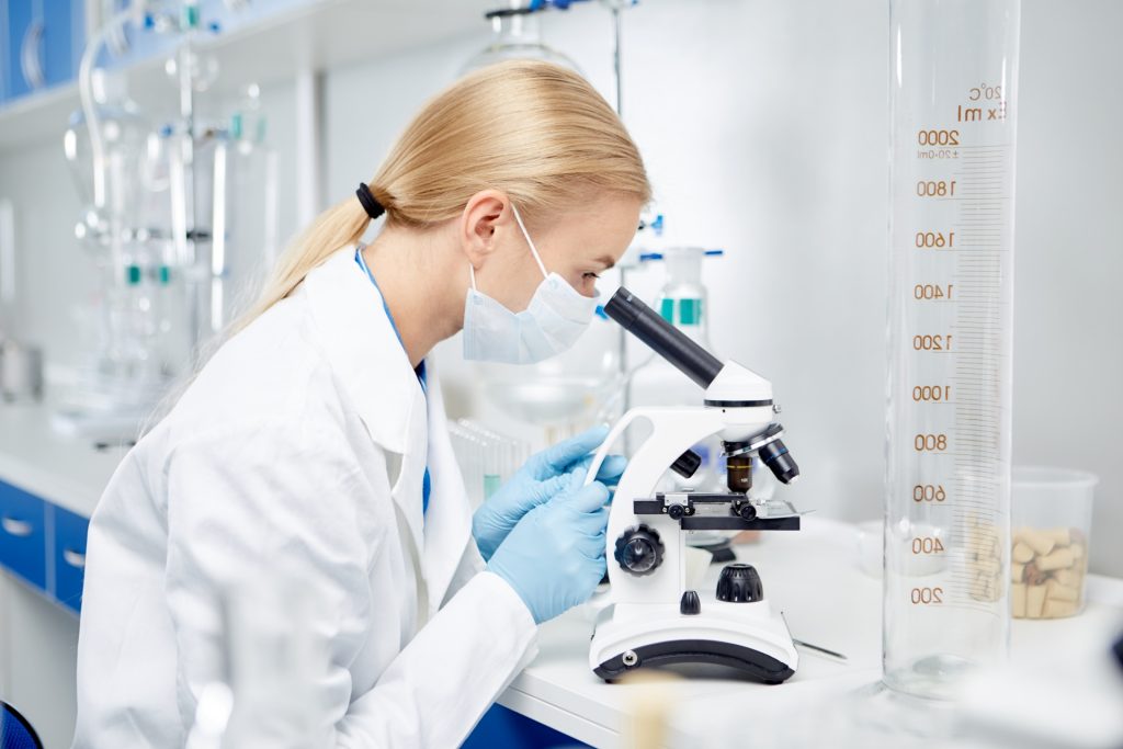 
顕微鏡をのぞく研究者6