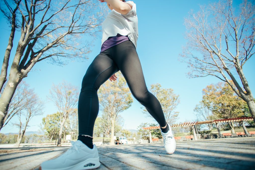 ウォーキング・運動する女性