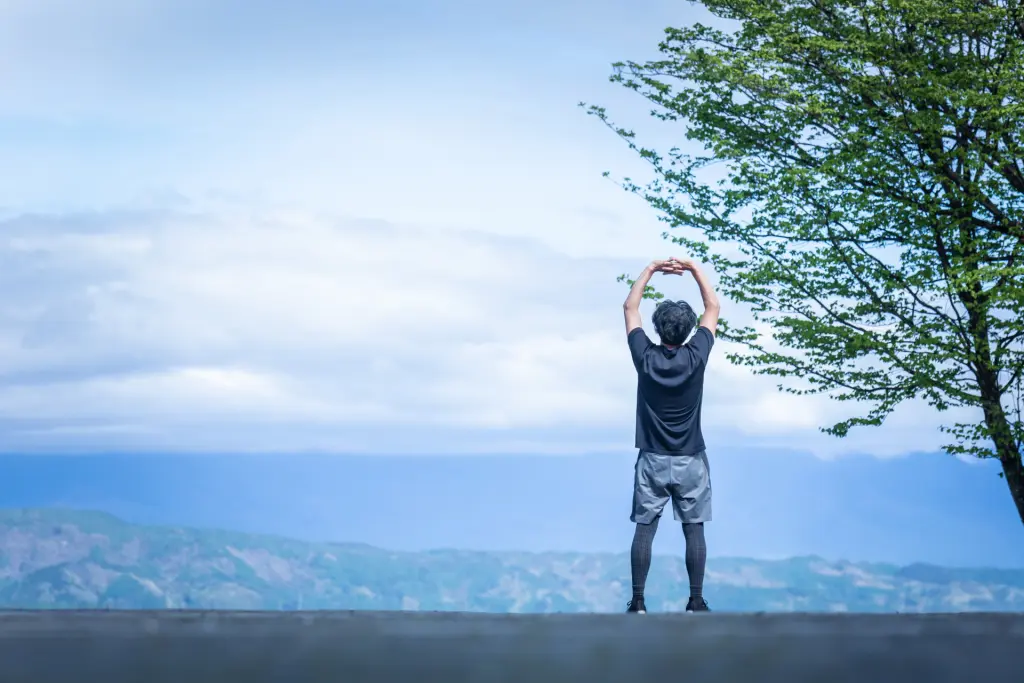 
深呼吸する男性（後ろ姿）