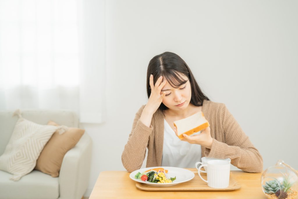 
食パンを食べる女性（食欲不信・食べれない