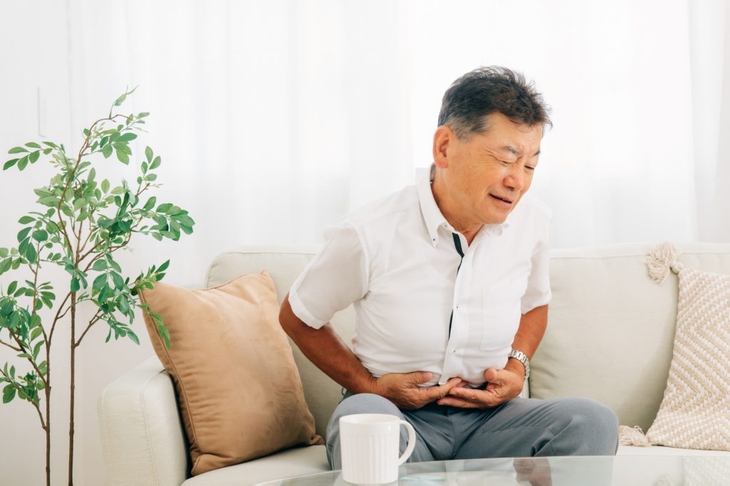 家にいる高齢者の男性(お腹)