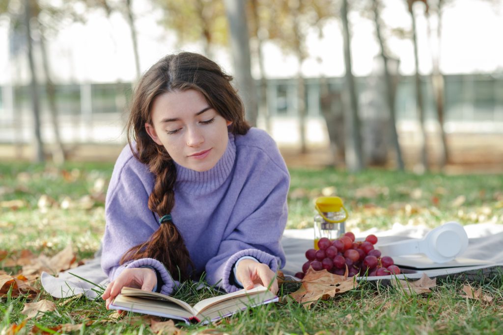 真剣に本を読む女性