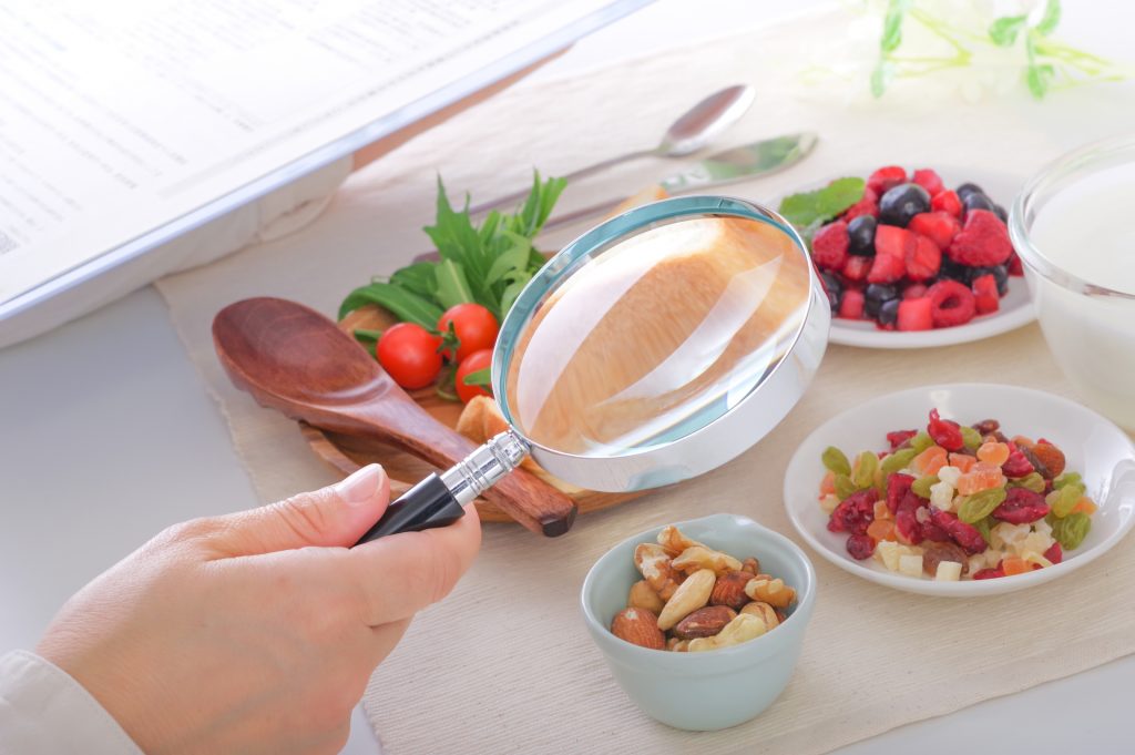 
食べ物の成分をを調べるイメージ