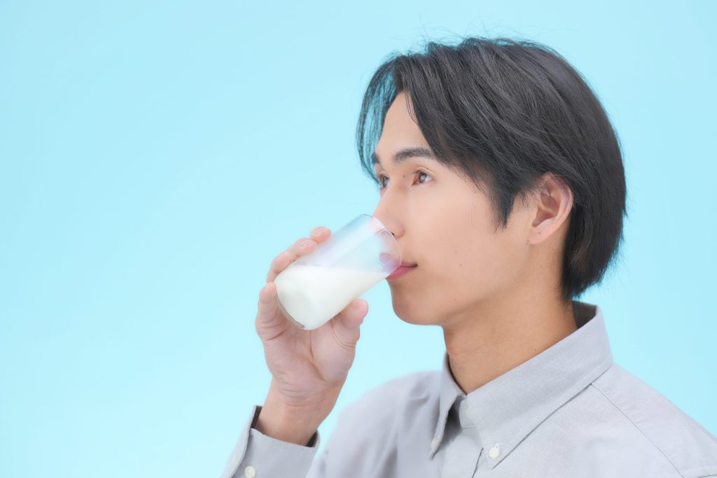 
牛乳を飲む男性の横顔