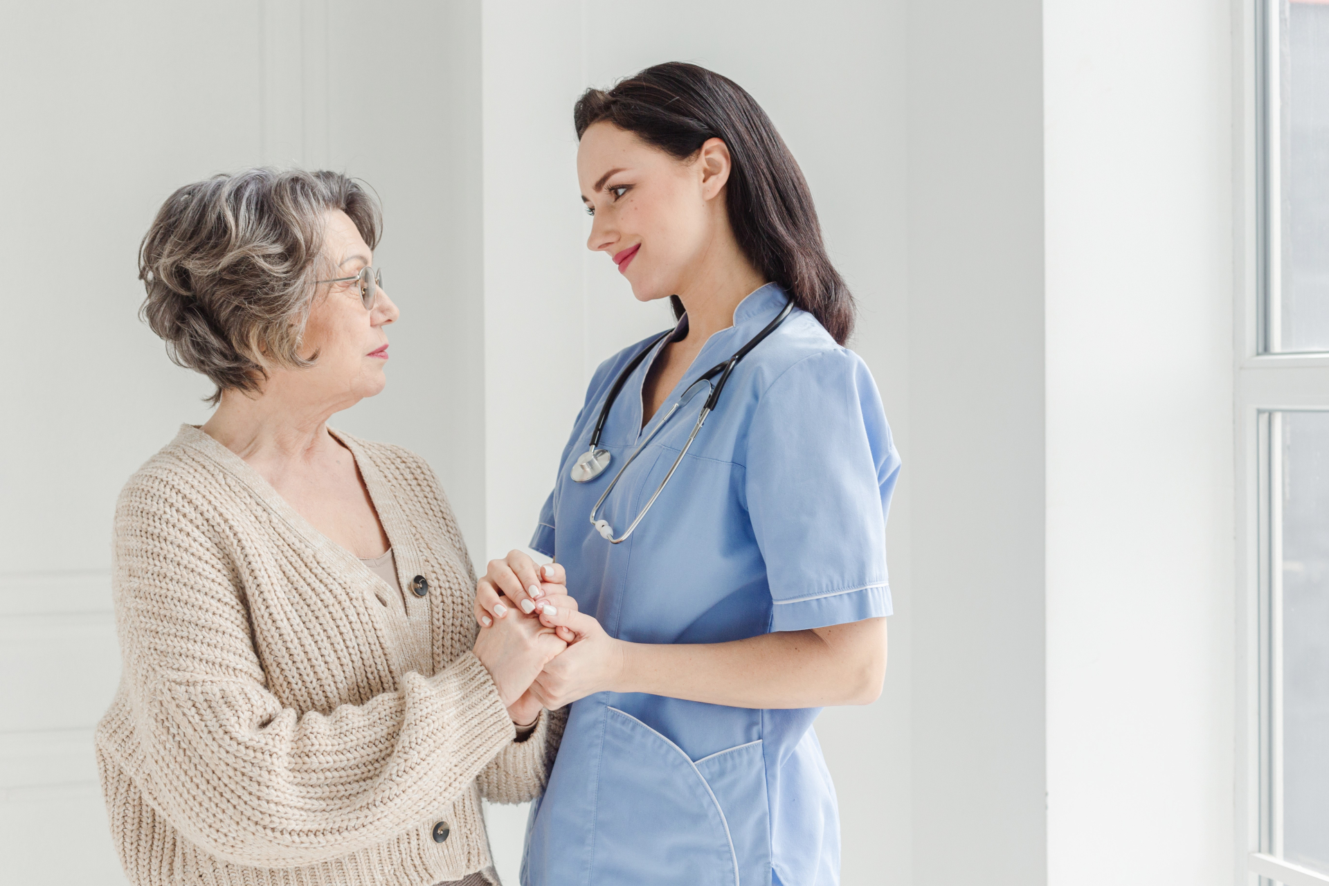 手を握って見つめ合う患者と医者１