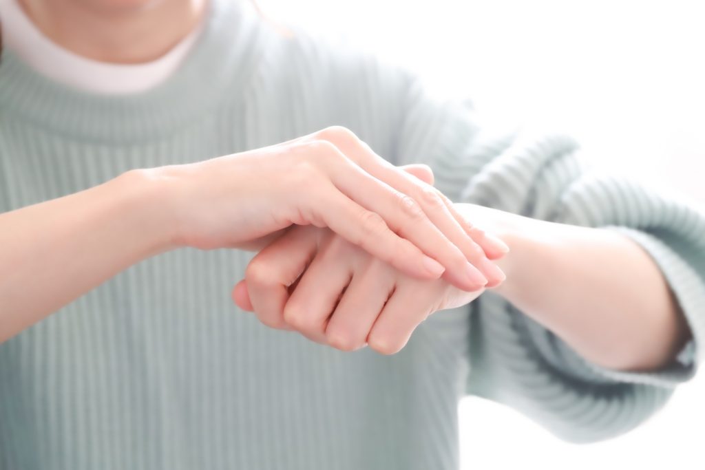 手を触る女性 ハンドケアイメージ
