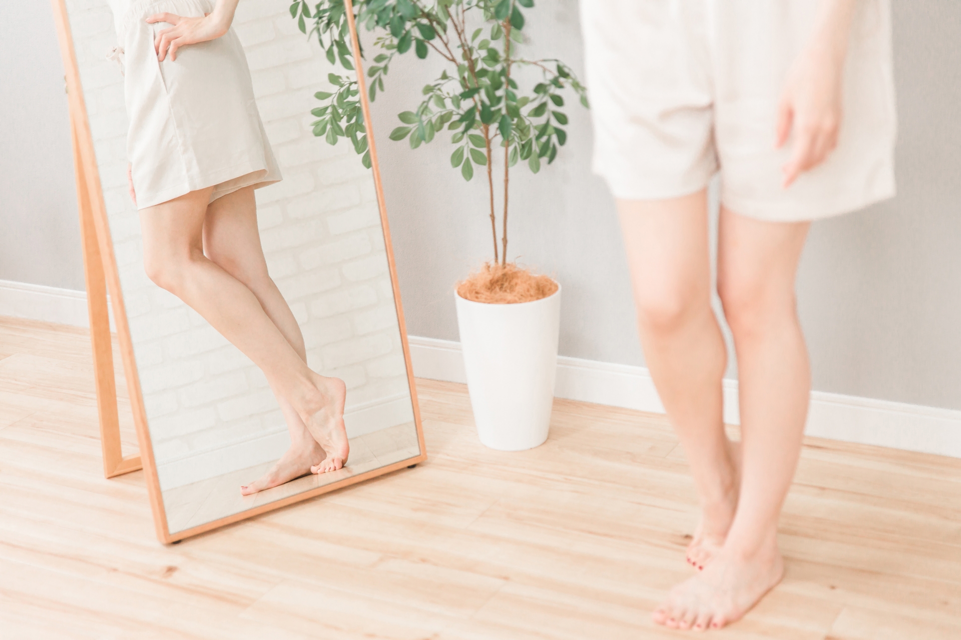 ボディーラインをチェックするスリムな女性