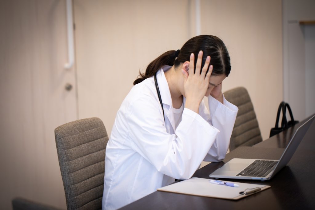 頭を抱える医者 doctor