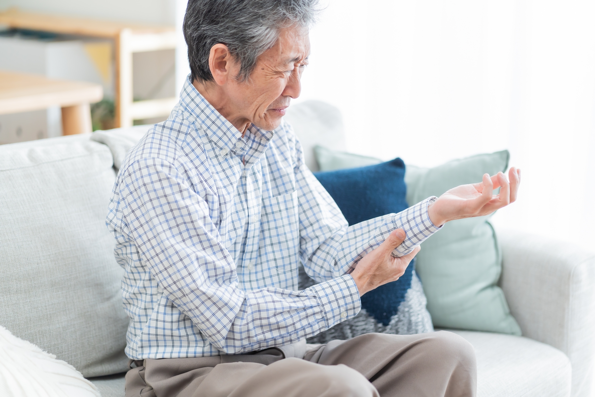 うでを気にする男性