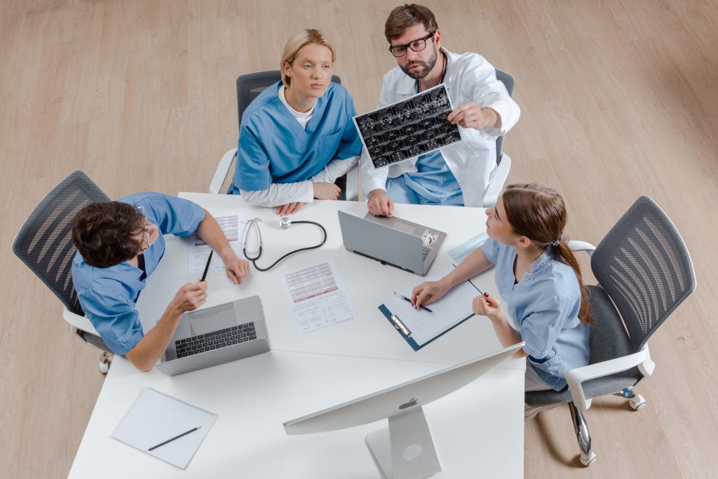 座って画像を見る医療従事者