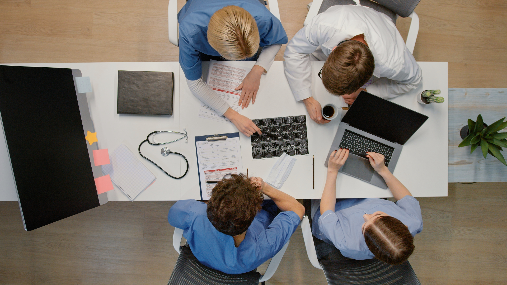 向かい合って座り画像を見ている4人