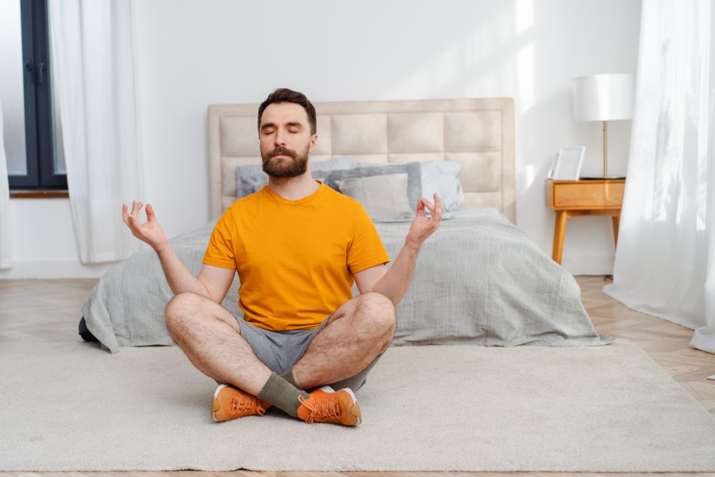 目柄を瞑って瞑想する男性