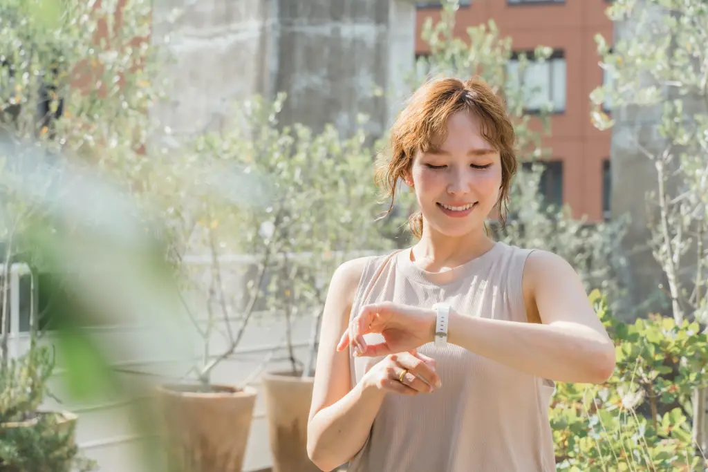
スマートウォッチを使って運動する女性