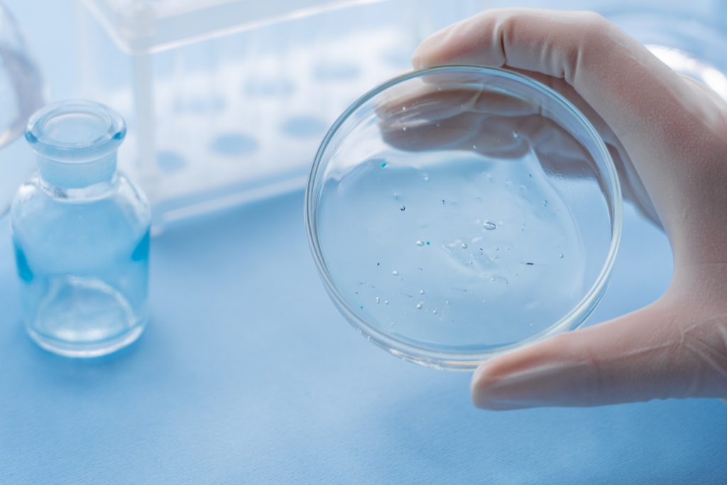 ウィルスを確認する人の手元