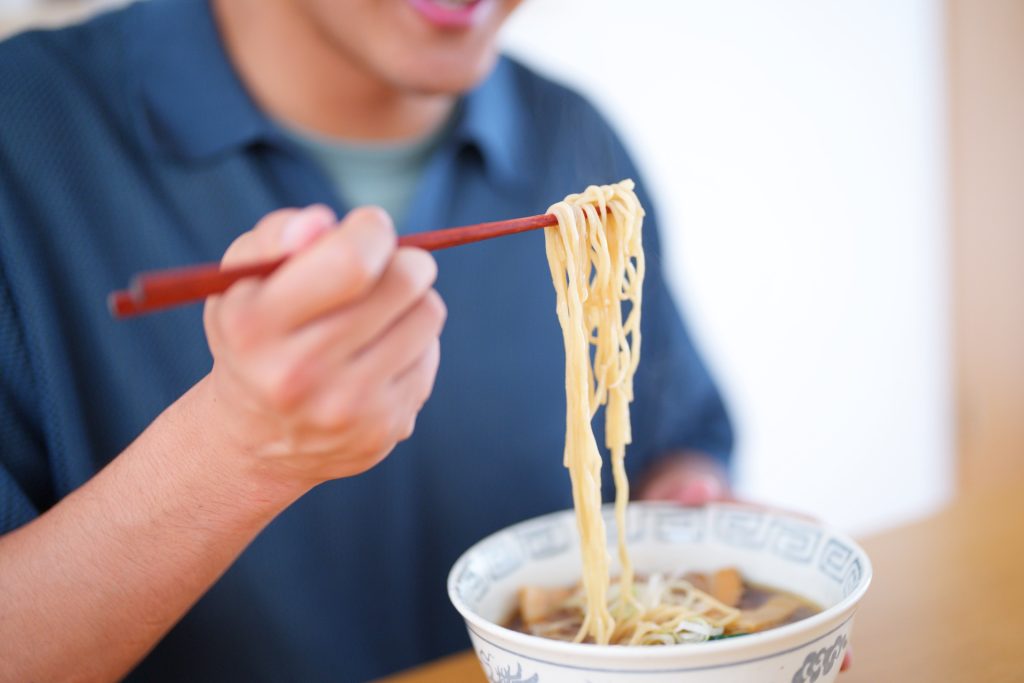 
メンマの入ったラーメンを食べている人の手元