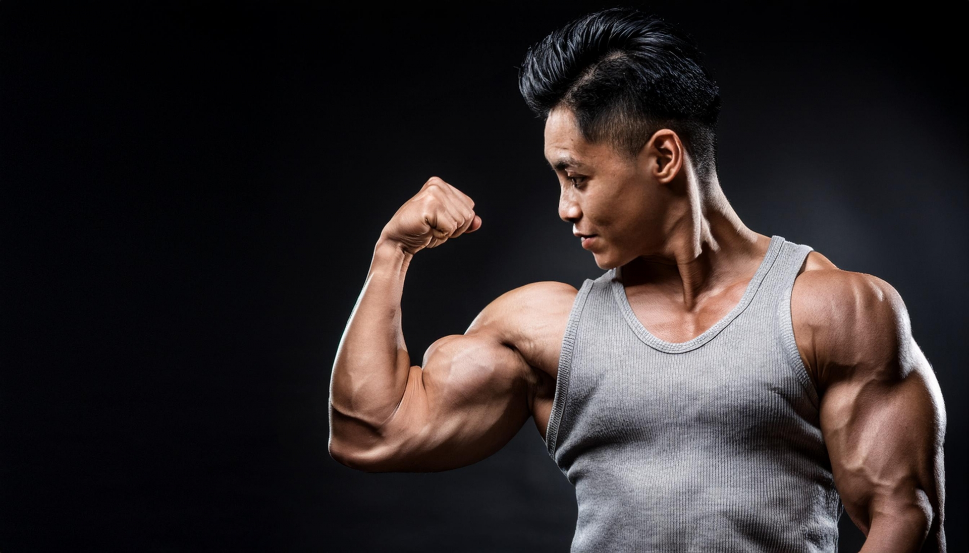 鍛えられた男性の腕