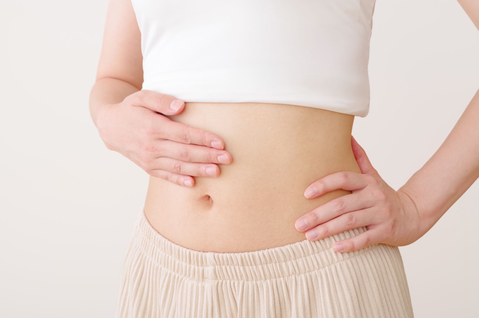 スリムで健康的な女性のお腹周り