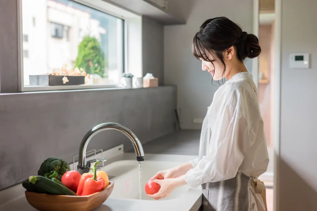 キッチンで料理・家事・自炊をする女性