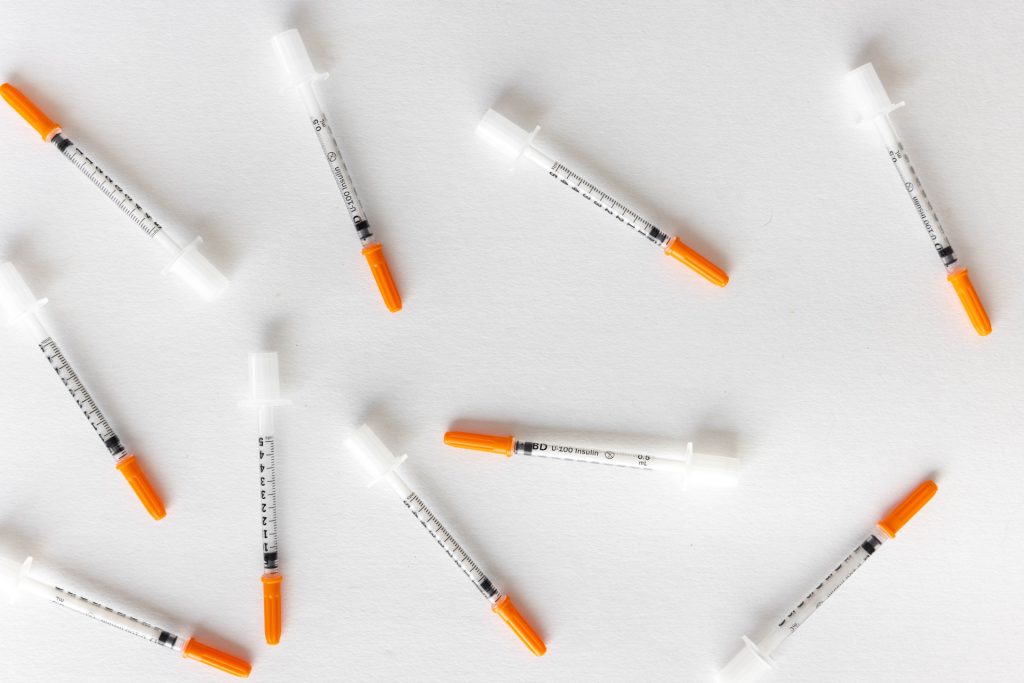 
たくさんの注射の散乱