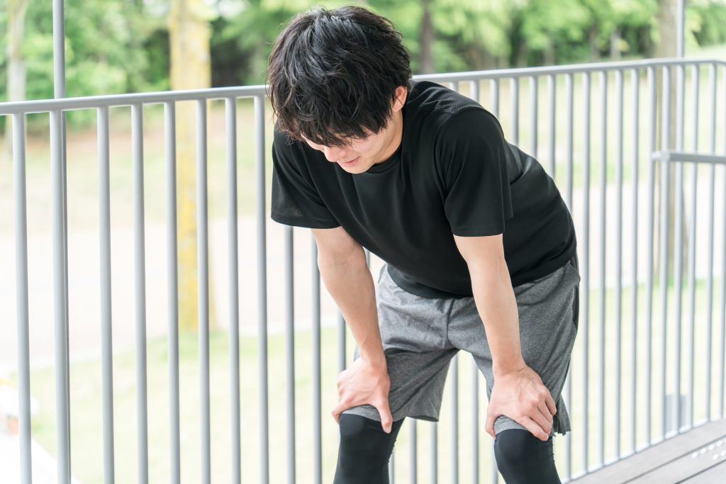 疲労・息切れ・クールダウンの若い男性
