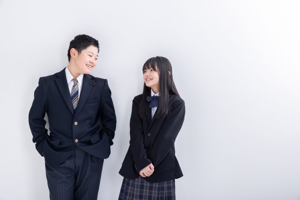 
照れくさそうにする男女の学生