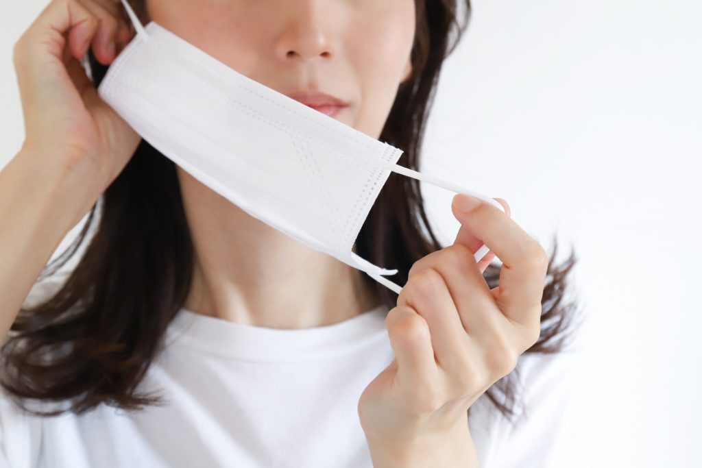 マスクをつける女性 感染対策