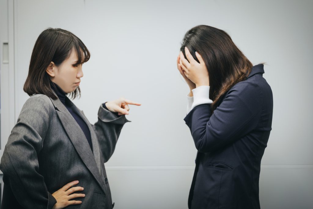 パワハラを受ける女性会社員