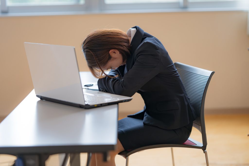 眠たげなビジネスウーマン