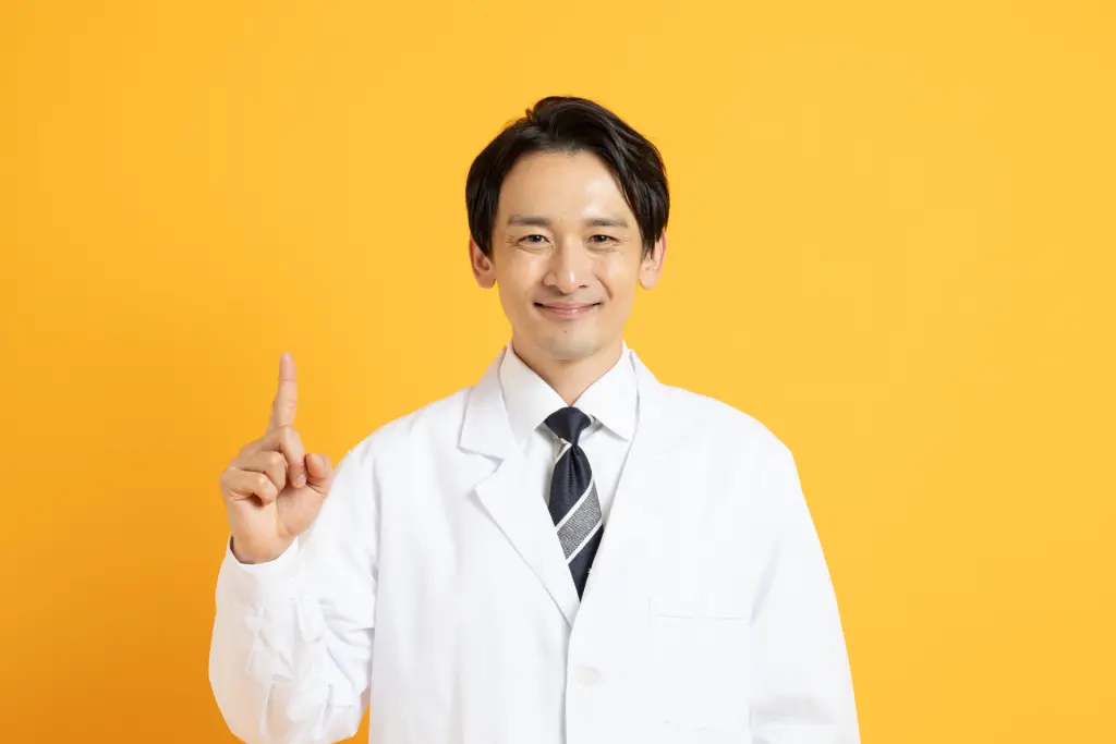 1本指を立てる男性の医者