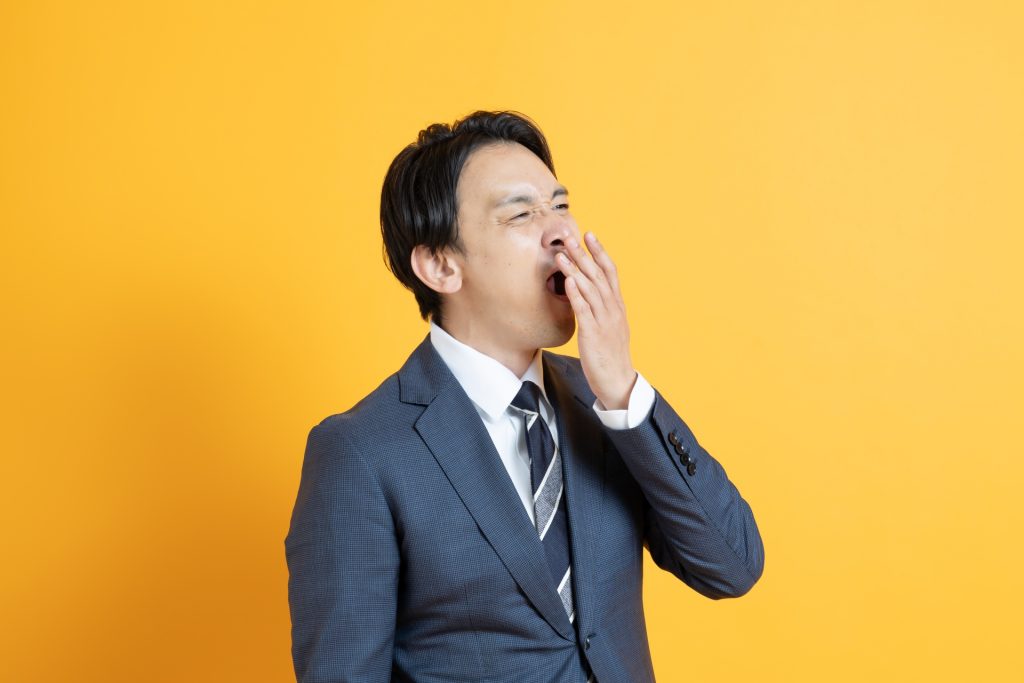 あくびをするビジネスマン