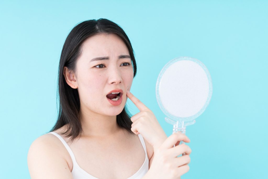 肌に悩む若い女性