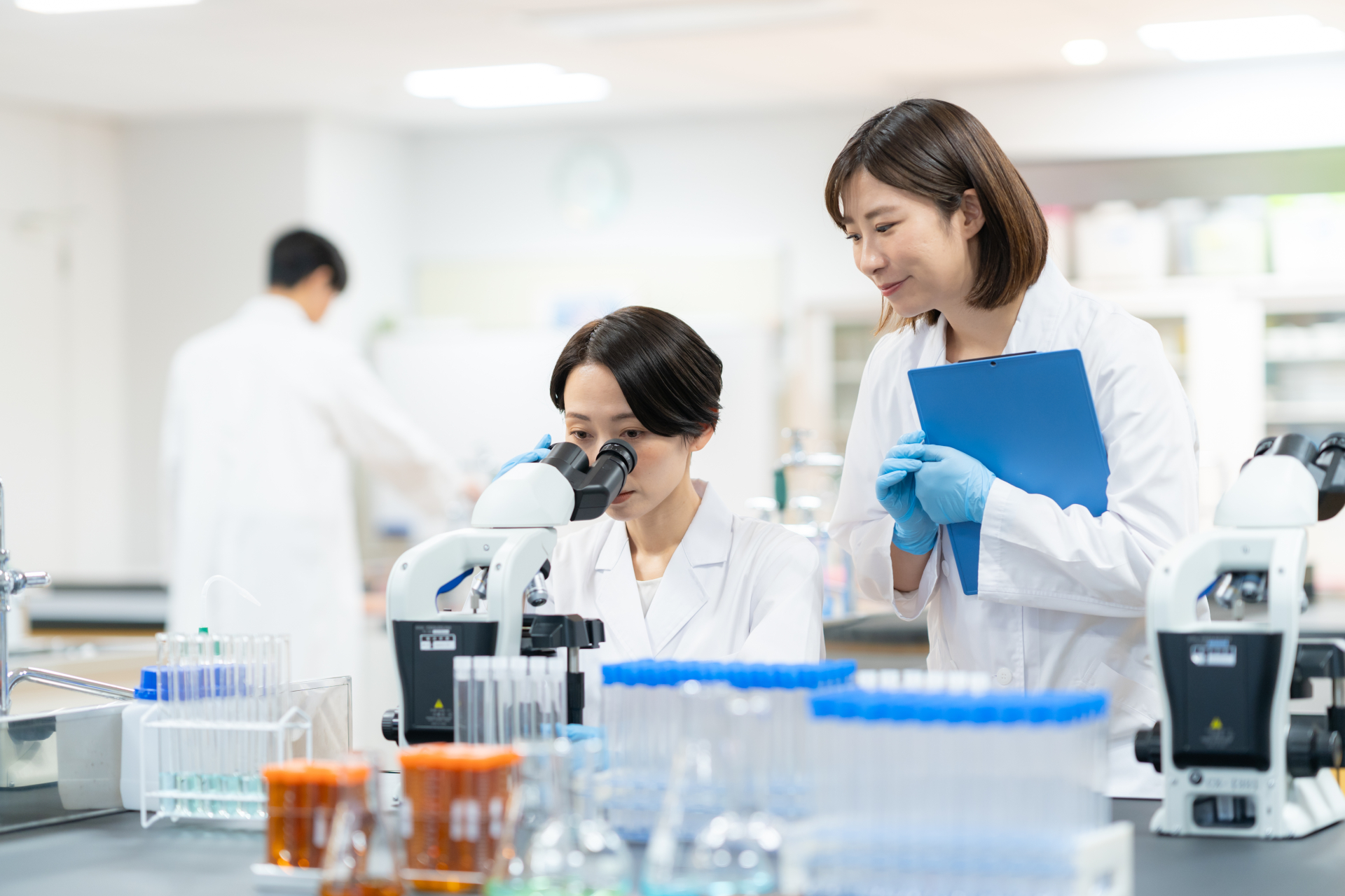 研究所で実験をする研究者